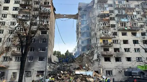 Zniszczony blok mieszkalny w Kijowie