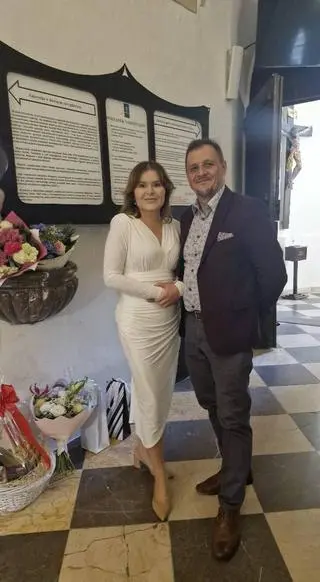 Anna Krupka i Jacek Toś. Po lewej widać kwiaty w kropielnicy