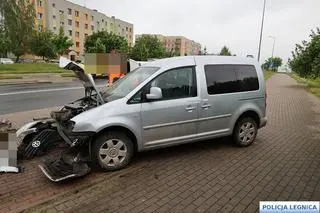 Kobieta nie dostosowała prędkości i straciła panowanie nad autem