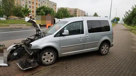 Kobieta nie dostosowała prędkości i straciła panowanie nad autem