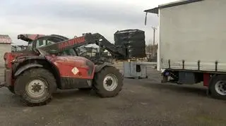 Trwa usuwanie pojemników z wodami czerwonymi w Chabielicach 