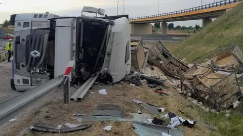 Ciężarówka przewożąca drób wypadła z jezdni