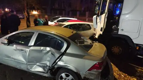 Sztumie. Ciężarówką wjechał w zaparkowane auta, 11 zostało uszkodzonych