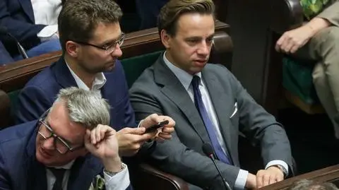 Warszawa, 01.10.2024. Poseł Konfederacji Przemysław Wipler (L), poseł Konfederacji Michał Wawer (C) i wicemarszałek Sejmu Krzysztof Bosak (P) na sali plenarnej Sejmu