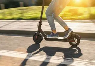 Tylko w lipcu 76 wypadków rowerzystów i użytkowników hulajnóg