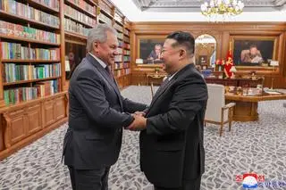 Pjongjang. Kim Dzong Un podczas spotkania z Siergiejem Szojgu, 5 czerwca 2025 r.