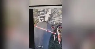 Niebezpieczne zachowanie kierowcy na przejeździe kolejowym
