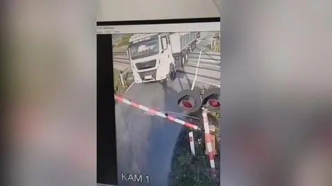 Niebezpieczne zachowanie kierowcy na przejeździe kolejowym