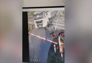 Paliło się światło, szlabany się zamykały. Ciężarówka na przejeździe kolejowym