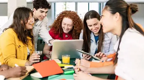 Młodzieżowe słowo roku 2025. Polonista komentuje