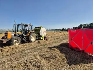 Mężczyzna został wciągnięty przez prasę rolniczą