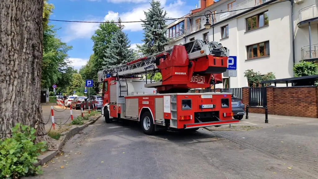 Wóz strażacki nie mógł przejechać ulicą