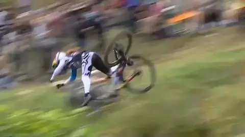 Straciła kontrolę nad rowerem i z impetem wpadła w kibiców 