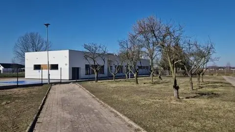 Dom dziecka w ogrodzie domu pomocy społecznej w Sieradzu