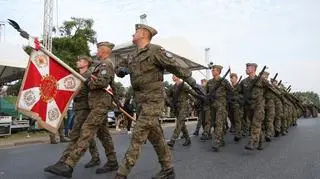 Próba generalna defilady wojskowej w ramach przygotowań do obchodów Święta Wojska Polskiego