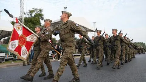 Próba generalna defilady wojskowej w ramach przygotowań do obchodów Święta Wojska Polskiego