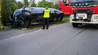 Bus wyłądował na boku