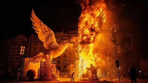 W trakcie Nocy Ognia na festiwalu Las Fallas Hiszpanie podpalają rzeźby, by symbolicznie pożegnać zimę