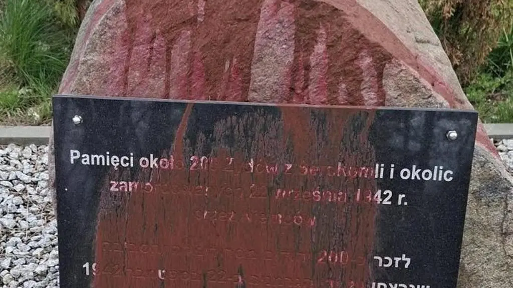 Ktoś oblał farbą głaz i tablicę 
