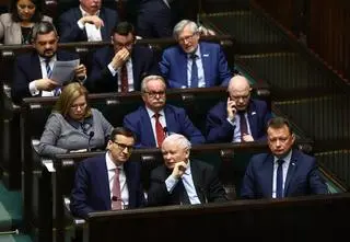 Walka frakcji w PiS. Morawiecki "dramatycznie musi walczyć o przetrwanie"