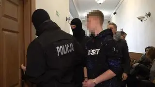 Alan R. doprowadzony do sądu