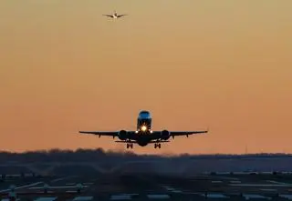 Piloci dostawali tajemnicze ostrzeżenia w pobliżu miejsca niedawnej katastrofy. Wszczęto śledztwo