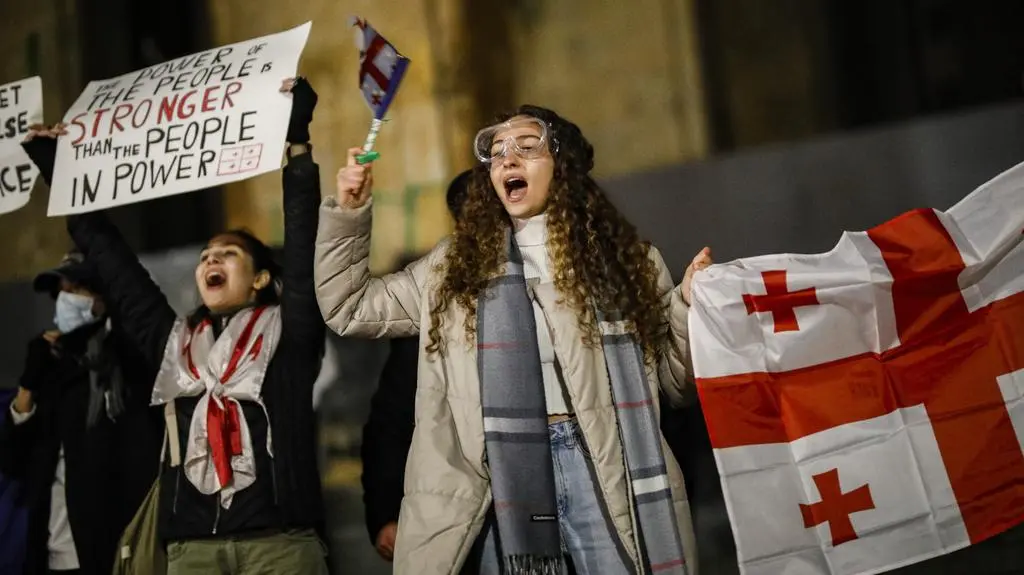 Protestujący przed budynkiem parlamentu w Tbilisi 