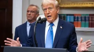 Donald Trump i Robert F. Kennedy Jr. podczas briefingu prasowego na temat autyzmu