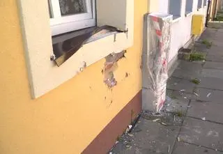 Potrącił ośmiolatka i uderzył w budynek. Był poszukiwany i pijany