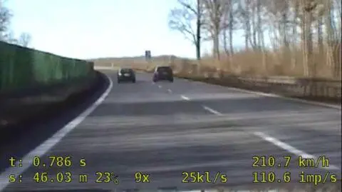 Chciał "odreagować stres", na liczniku miał 210 km/h. Nagranie