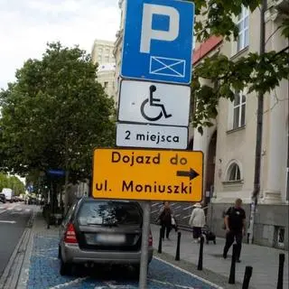Zaparkował na "kopercie" bez uprawnień