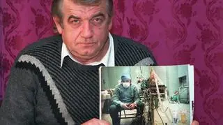 Prof. Zbigniew Religa ze zdjęciem wykonanym w 1987 r. przez fotografa National Geographic Jamesa L. Stanfielda