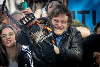 Javier Milei szedł do wyborów z hasłem "wbicia piły łańcuchowej w państwową machinę" 