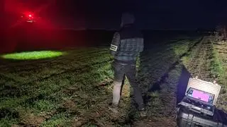 Mężczyzna leżał na polu. Został odnaleziony przez policyjnego drona