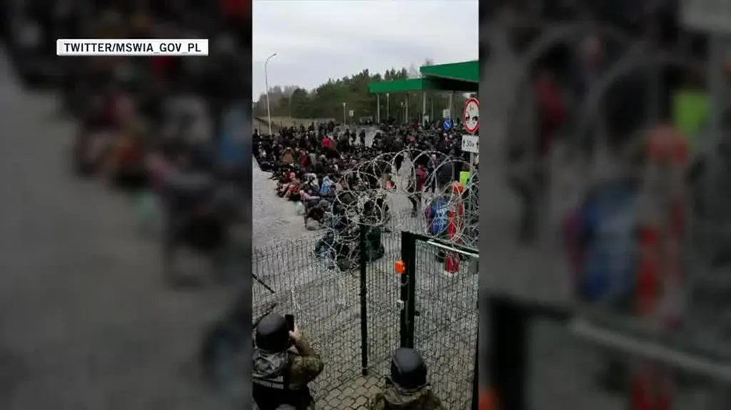 Migranci na przejściu granicznym w Kuźnicy