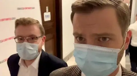 Aż tylu posłów jest? "Strasznie ciasno. Wszyscy siedzą i gnieżdżą się w jednym pokoju"