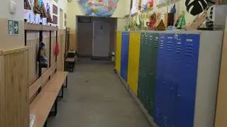 Szatnia na korytarzu w budynku przy ulicy Lipińskiego