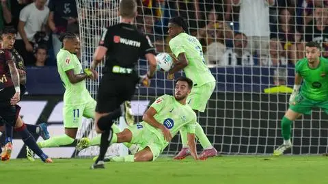 Ten sam sędzia, podobna sytuacja, inna decyzja. Znów kontrowersja w meczu Barcelony