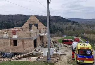 Runęła ściana budynku. Dwie osoby w szpitalu