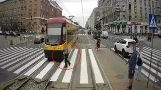 Wpatrzony w telefon idzie prosto pod nadjeżdżający tramwaj