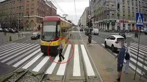 Idzie pod tramwaj