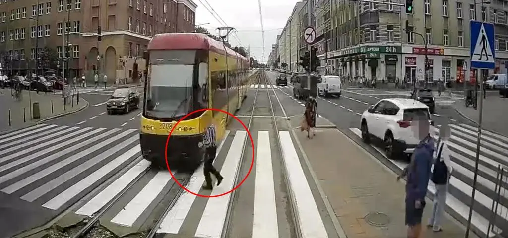 Wpatrzony w telefon idzie prosto pod nadjeżdżający tramwaj