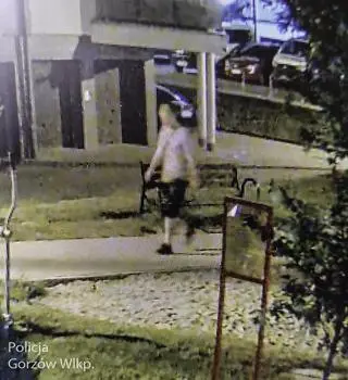 Policjanci poszukują mężczyzny uchwyconego przez monitoring