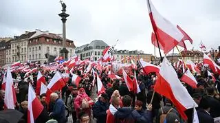 Manifestacja zwolenników Prawa i Sprawiedliwości na Placu Zamkowym w Warszawie