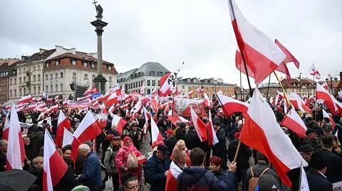 Manifestacja zwolenników Prawa i Sprawiedliwości na Placu Zamkowym w Warszawie