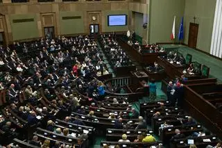 Posłowie na sali plenarnej Sejmu