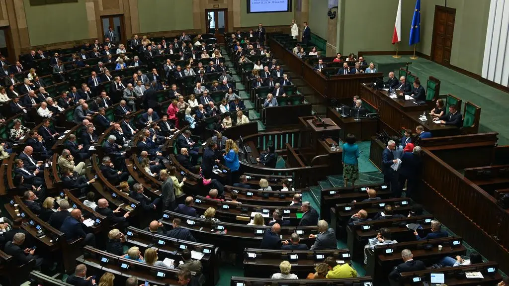 Posłowie na sali plenarnej Sejmu
