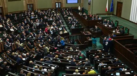 Posłowie na sali plenarnej Sejmu