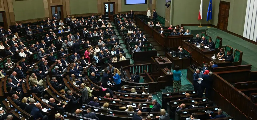 "Rekordziści okrążają Ziemię". Jak posłowie "doją" państwo