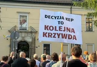Protest pod oknami arcybiskupa